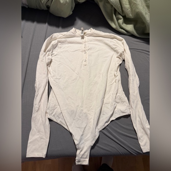 SKIMS Cream Long Sleeve Bodysuit - Picture 4 of 7